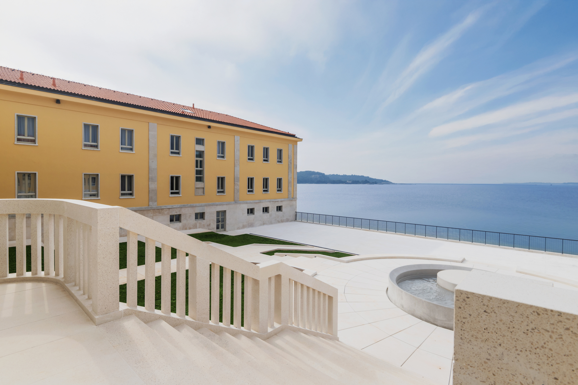Pogled na fasadu hotela Monumenti uz more i modernu terasu